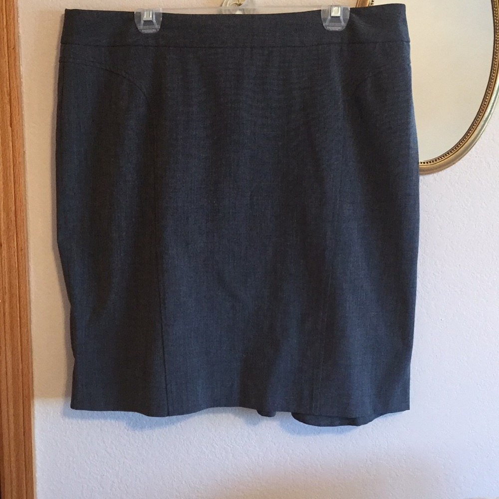 Gorgeous skirt with ruffled back